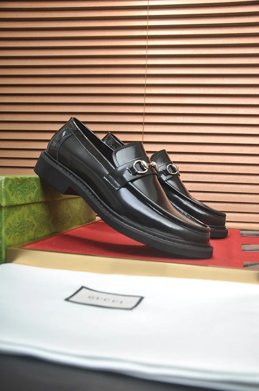 Men's shoes💰540💶Italy's top luxury men's shoe giant (GUCCI) (Gucci) (full cowhide lining) new arrival🍃Original European style🔰 Pleasant to the eye😍In order to make the shoes more durable and non-deformable🌀The production continues to follow traditional methods but there is still no lack of innovation💪Choose original sheepskin for the leather♻️ Smooth and natural And extra bright ⭐Made of imported cowhide, the first choice of rich people 38-45 (45 customized)